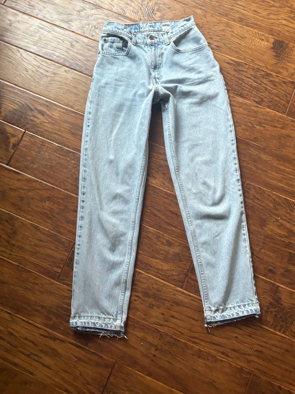 Vintage 550 Levi’s-relaxed, light wash, hi-rise, distressed, fit waist sz 24-25”